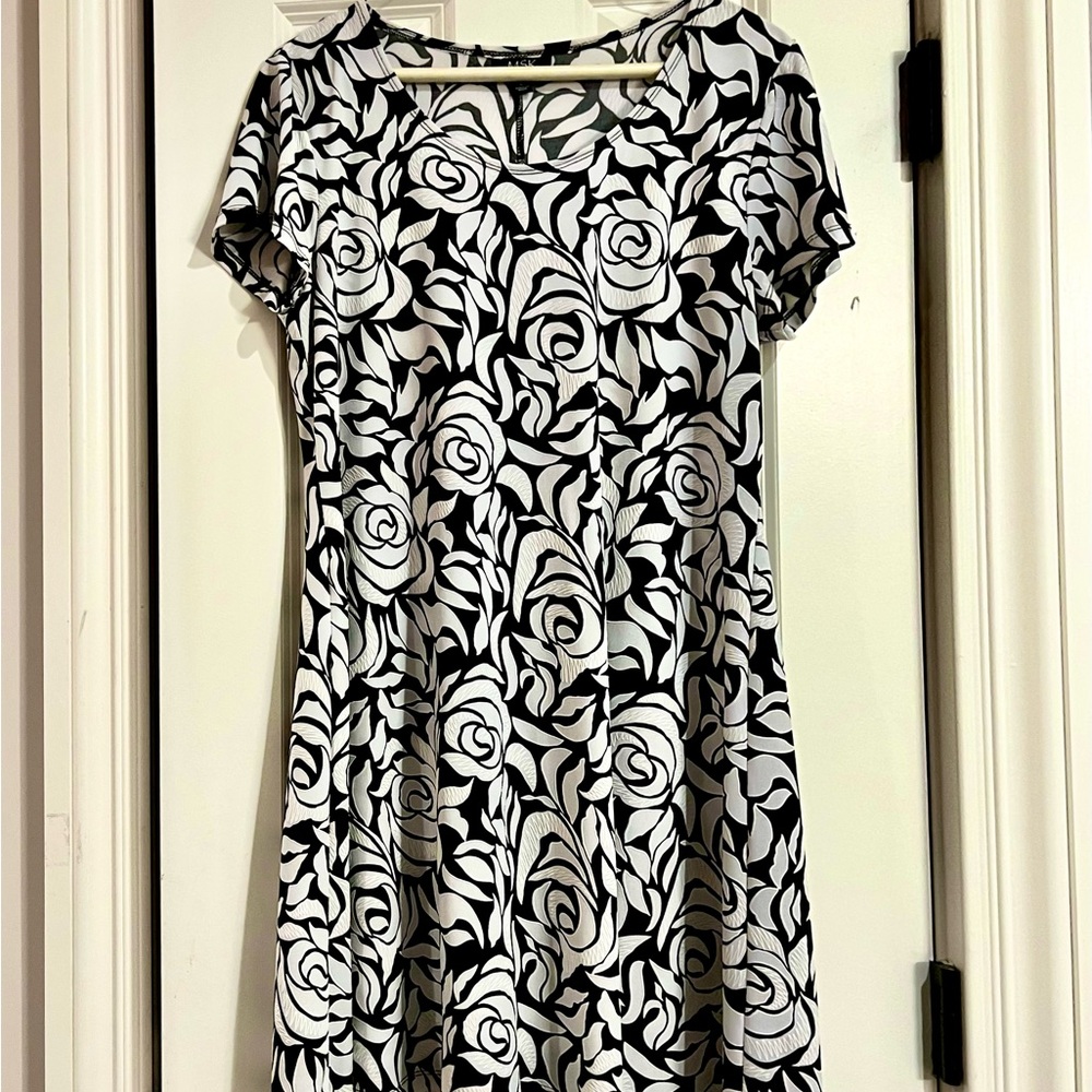 MSK Black & White Floral Print Large Shift Dress